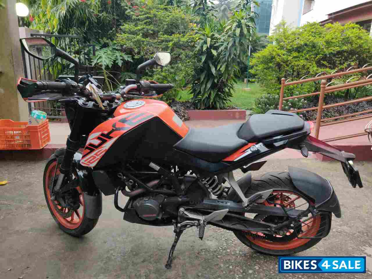 Orange KTM Duke 125