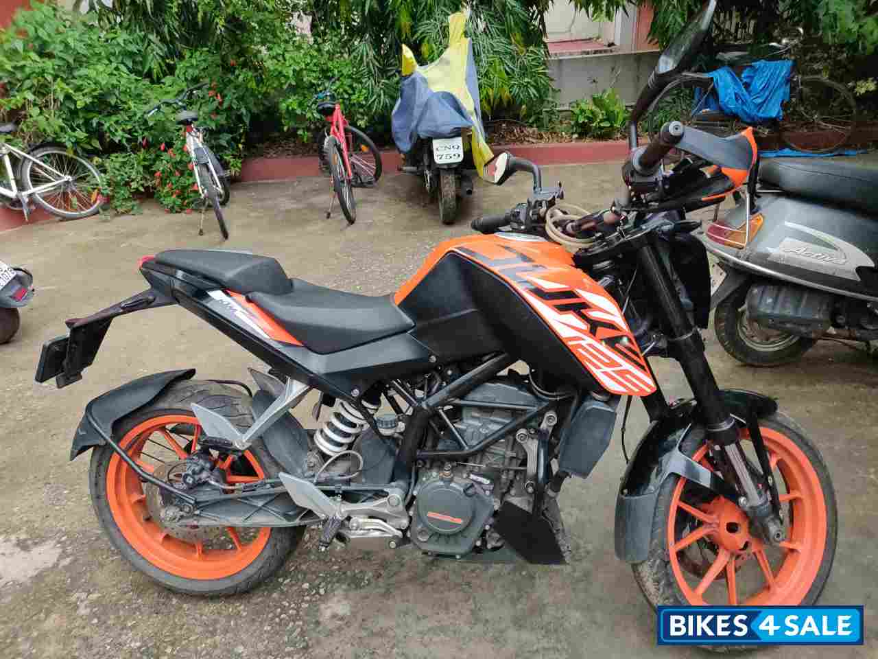 Orange KTM Duke 125