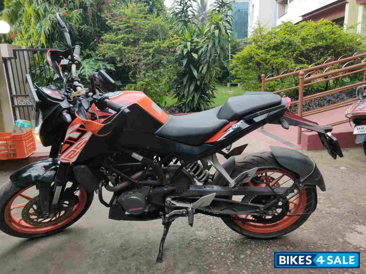 Orange KTM Duke 125