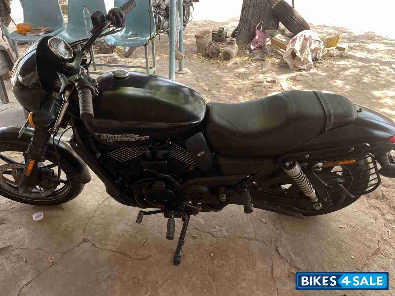 Black Harley Davidson Street 750