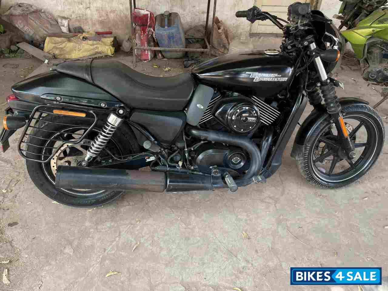 Black Harley Davidson Street 750