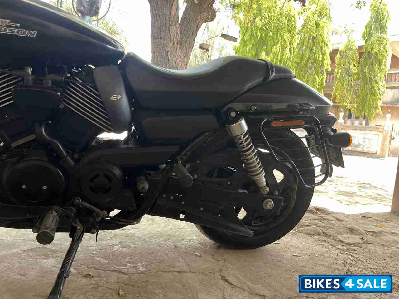 Black Harley Davidson Street 750