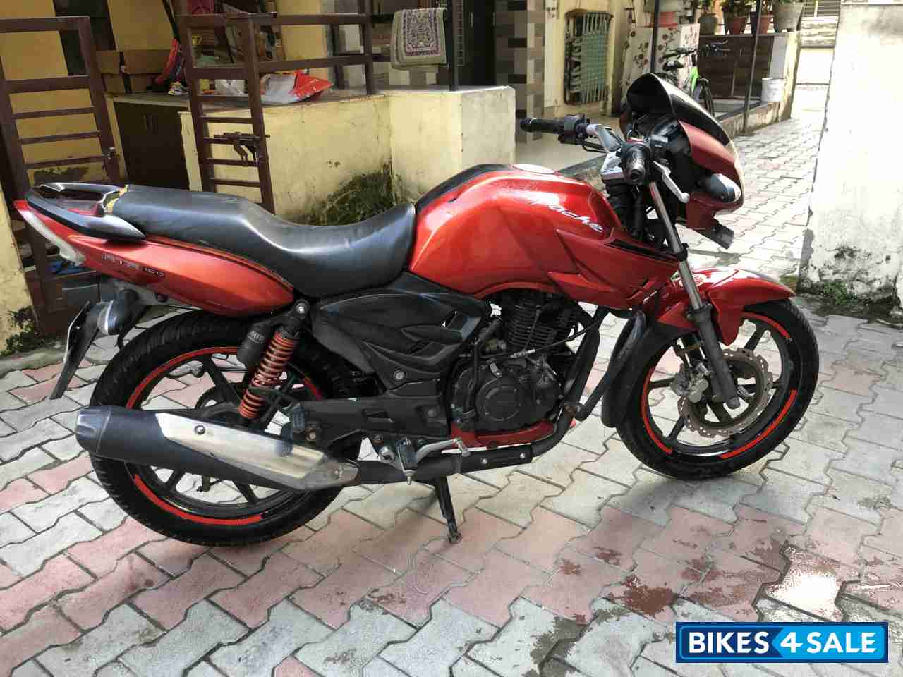 Red TVS Apache RTR 160