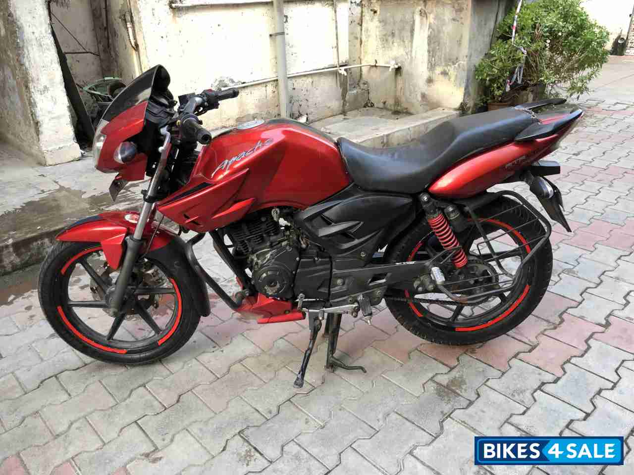 Red TVS Apache RTR 160