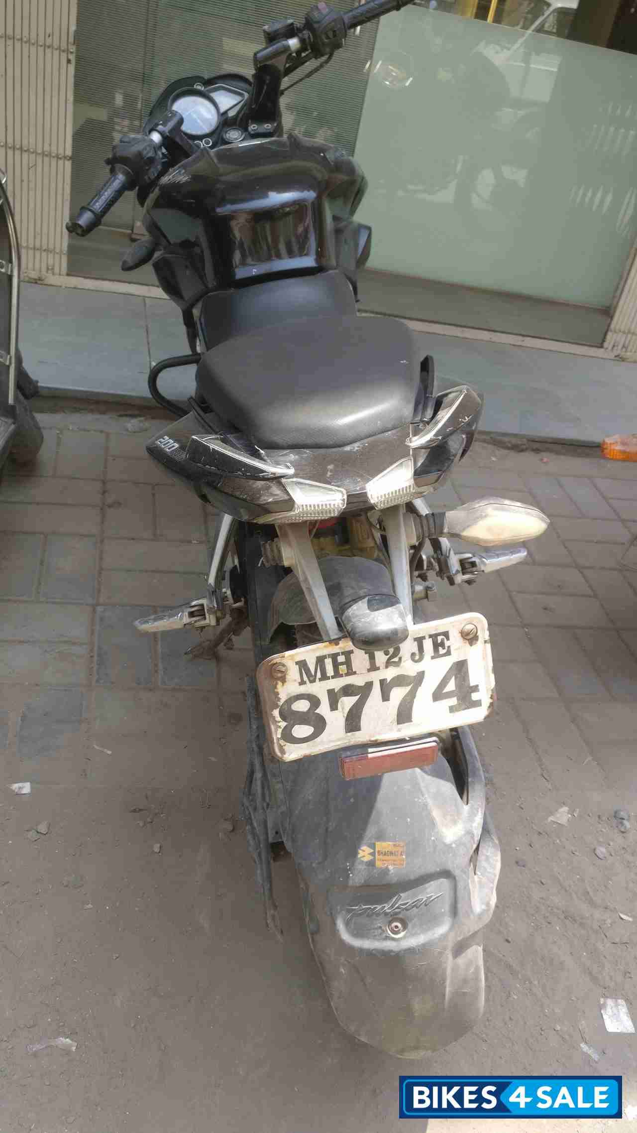 Black Bajaj Pulsar 200 NS