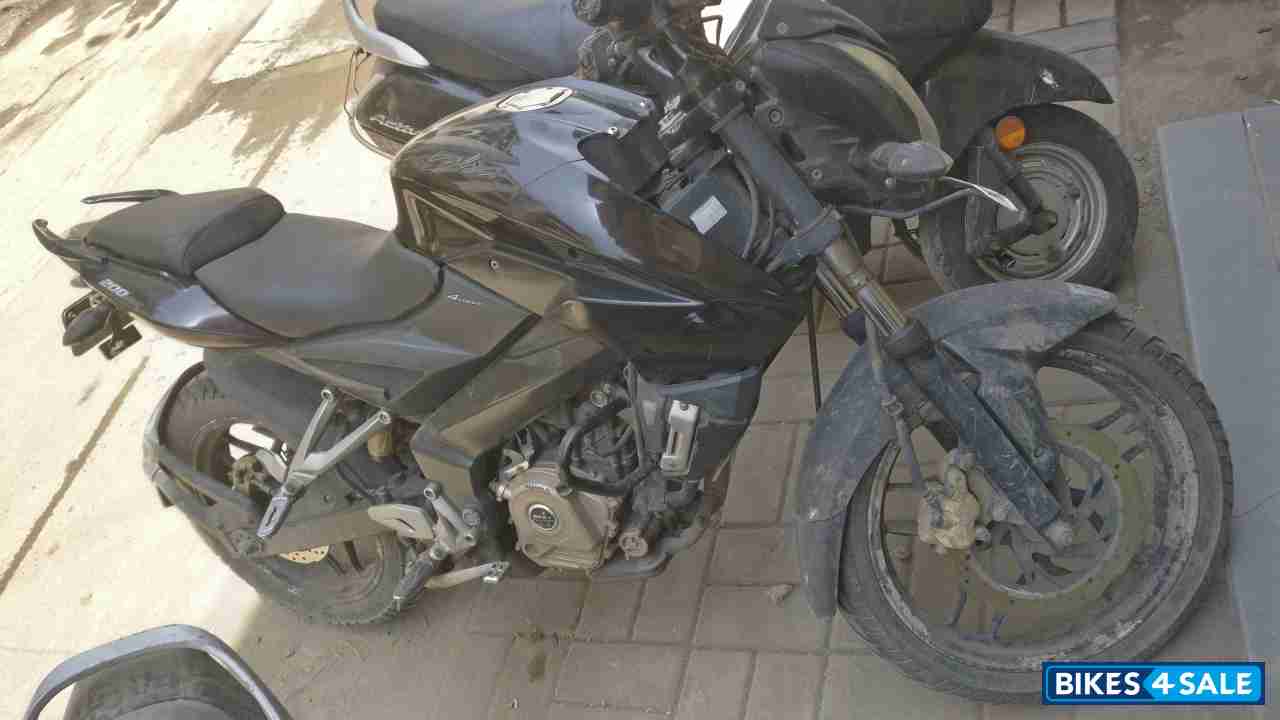 Black Bajaj Pulsar 200 NS