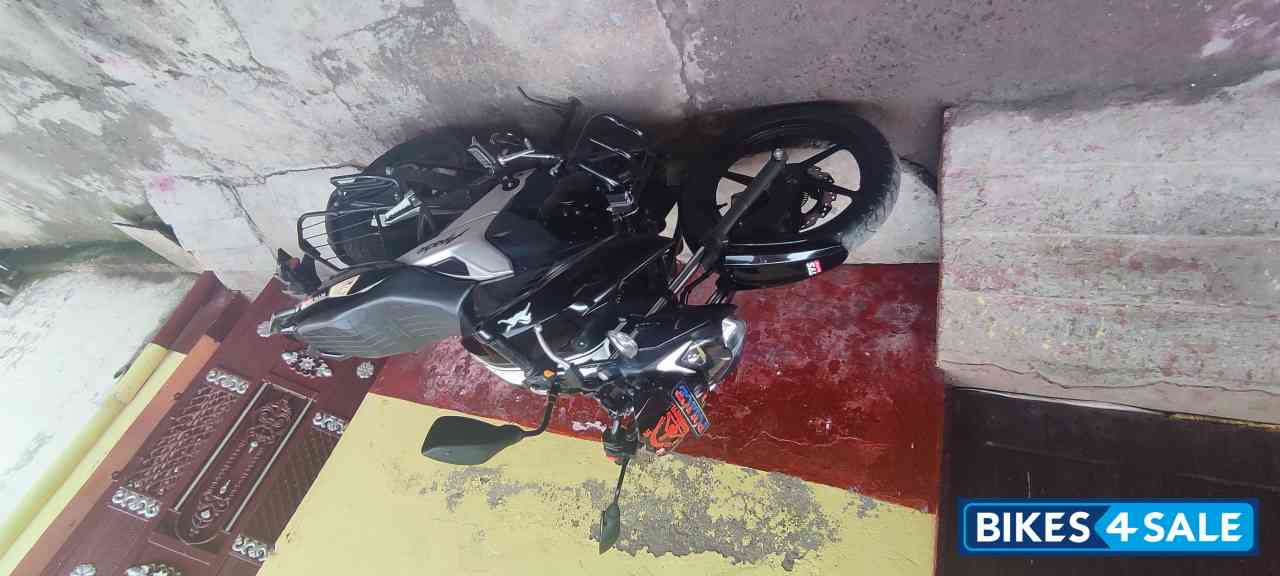 Black TVS Apache RTR 160 4V BS6
