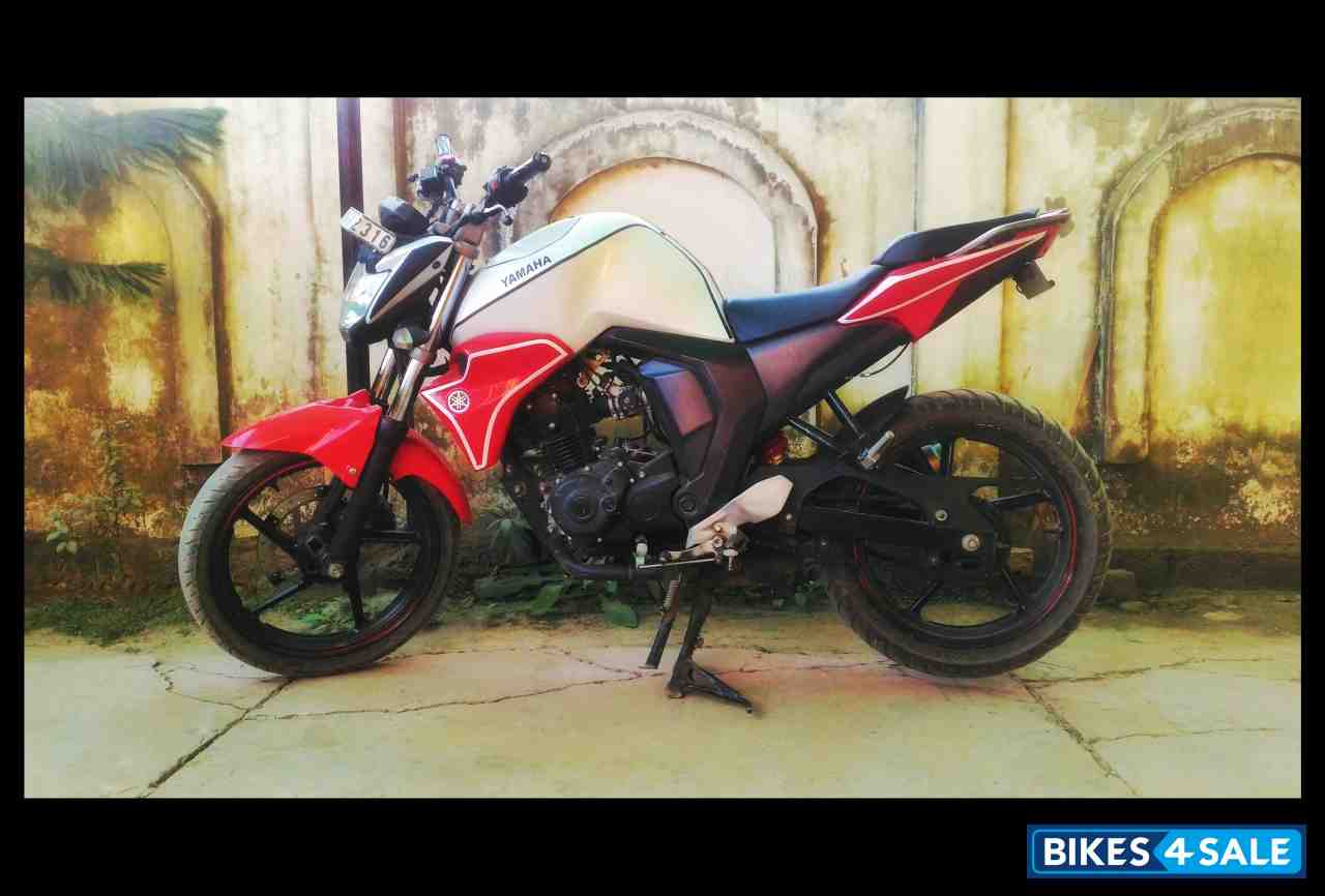 White And Red Yamaha FZ FI V2
