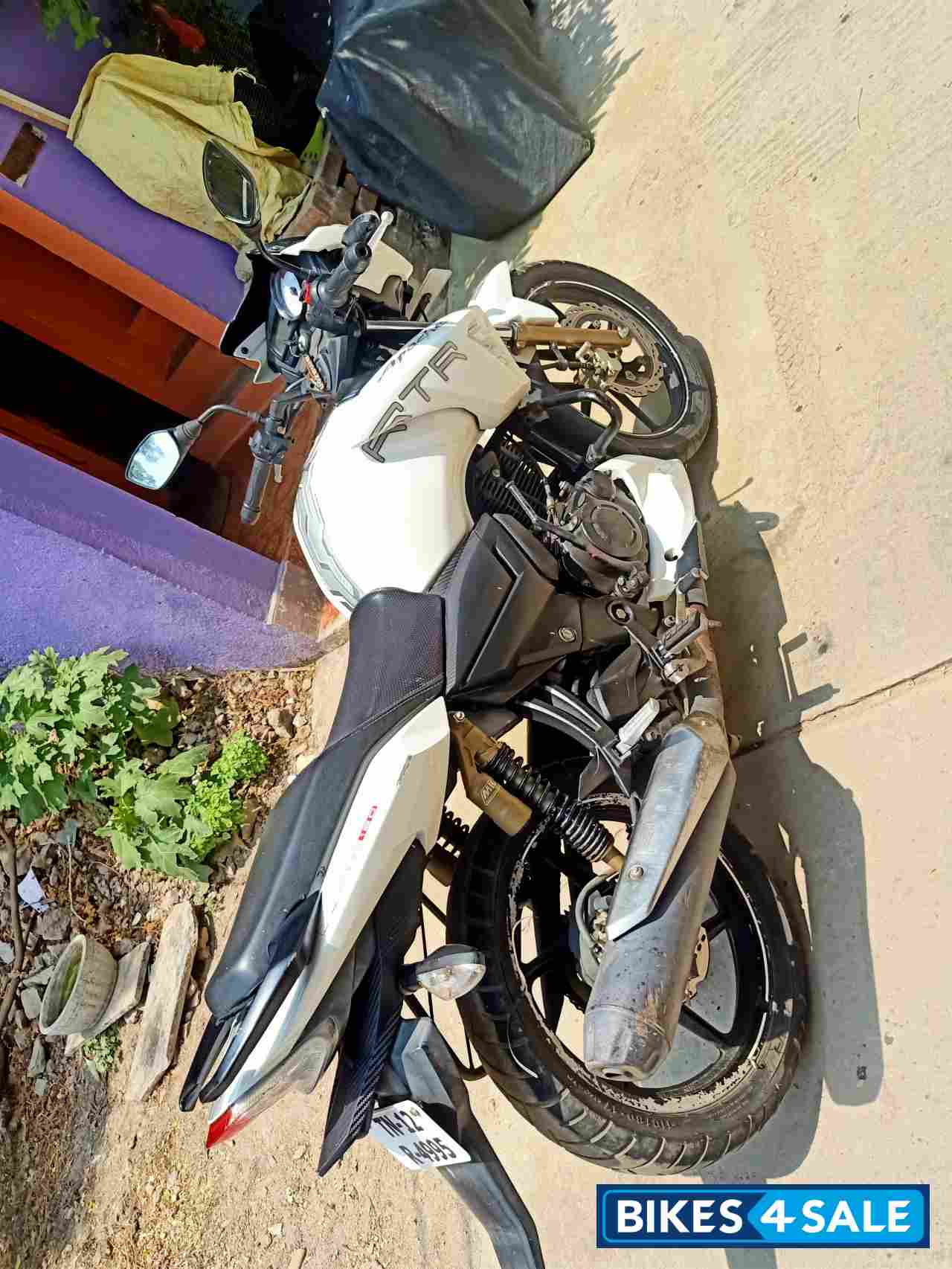 White TVS Apache RTR 180 Race Edition