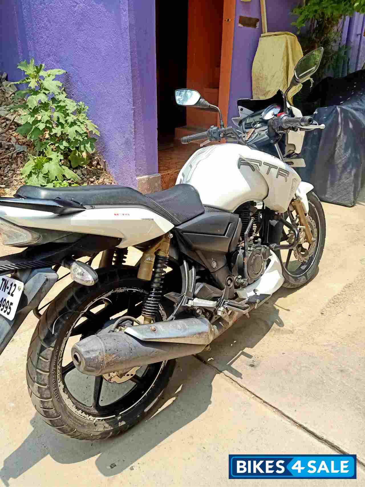 White TVS Apache RTR 180 Race Edition