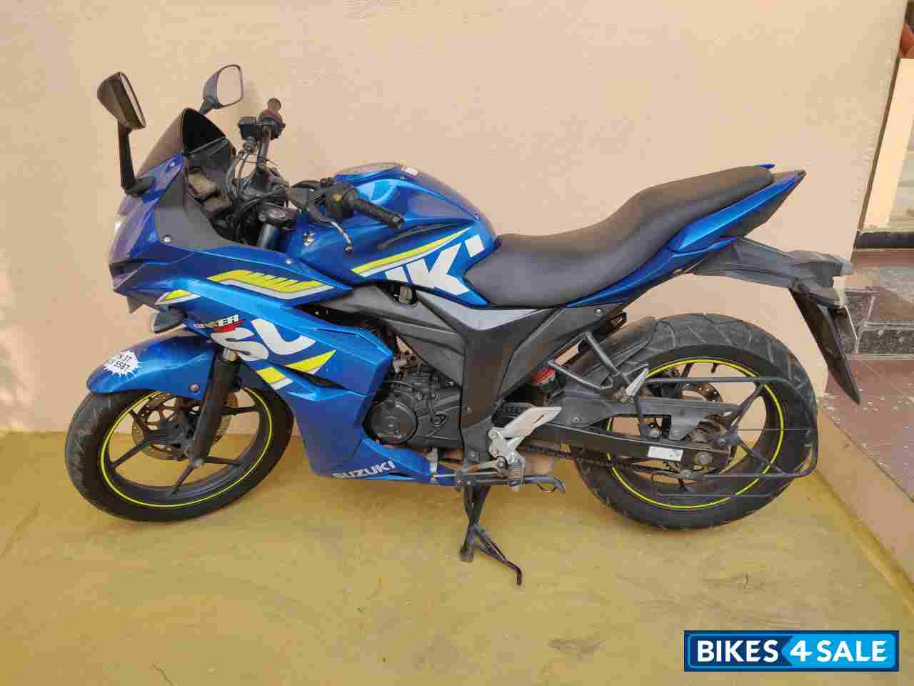 Blue Suzuki Gixxer SF