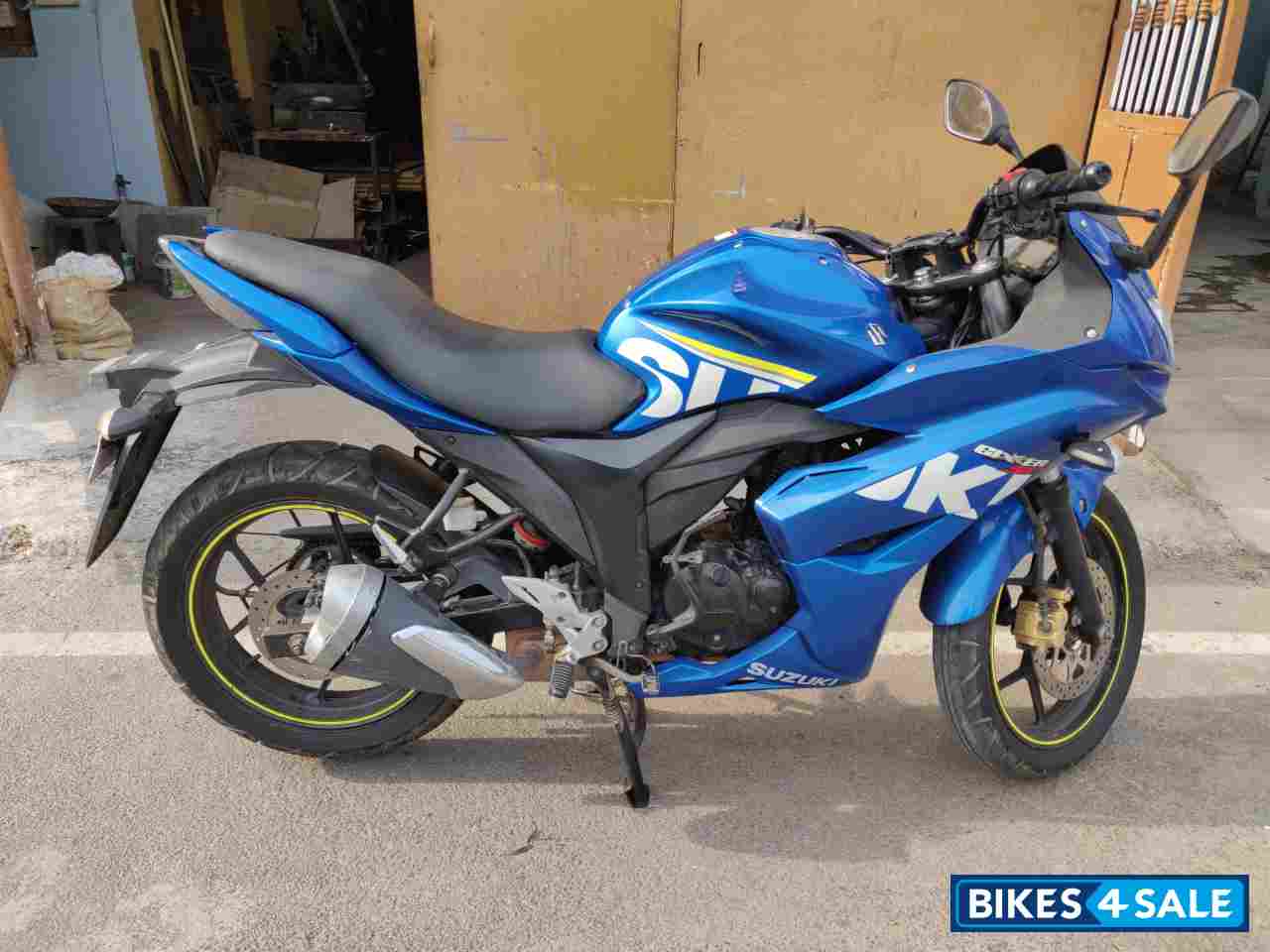 Blue Suzuki Gixxer SF
