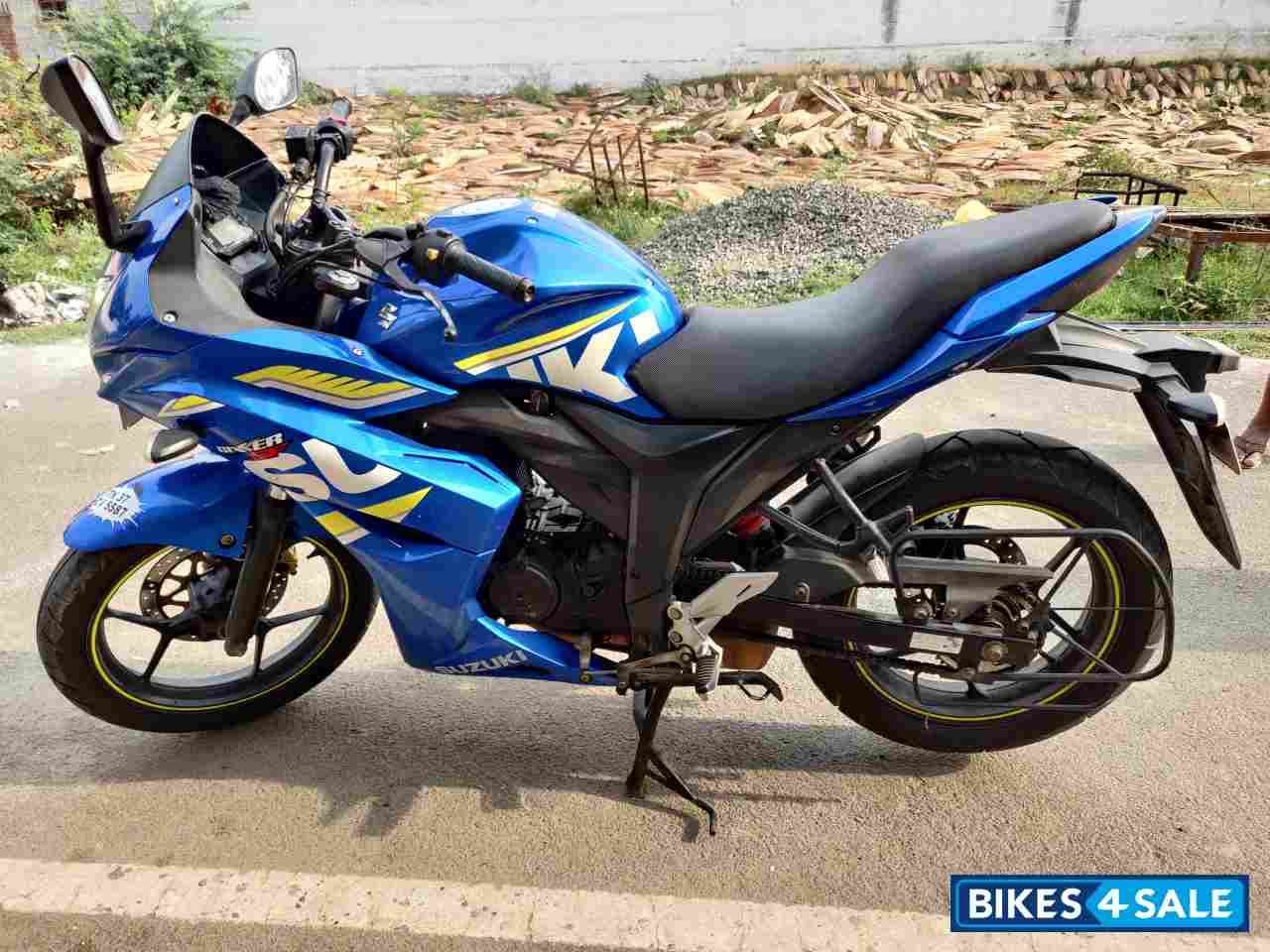 Blue Suzuki Gixxer SF