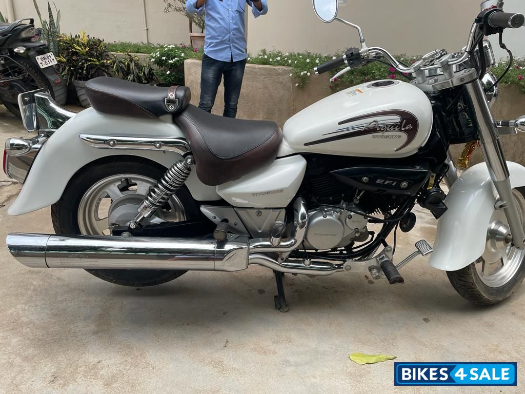 White Hyosung Aquila GV250
