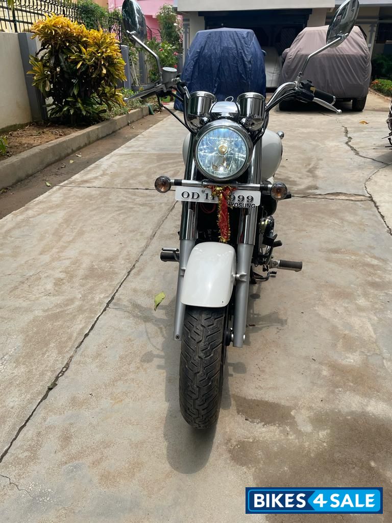 White Hyosung Aquila GV250