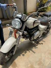 White Hyosung Aquila GV250