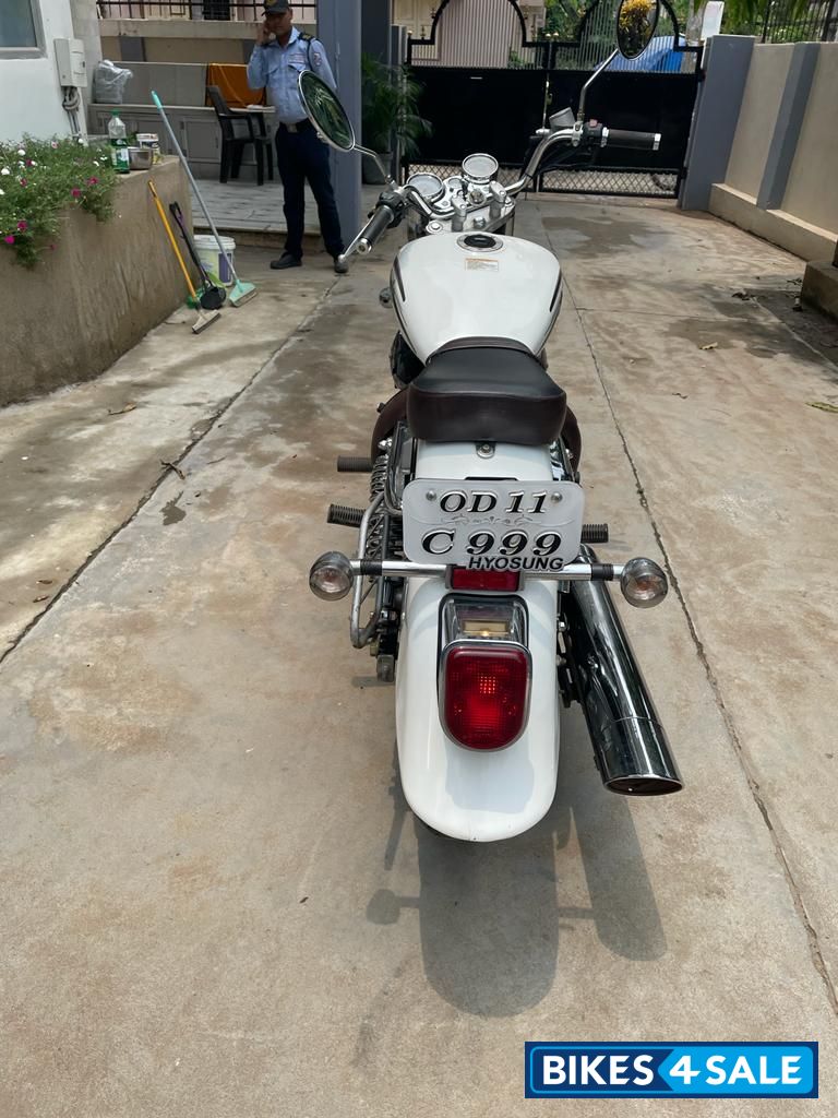 White Hyosung Aquila GV250