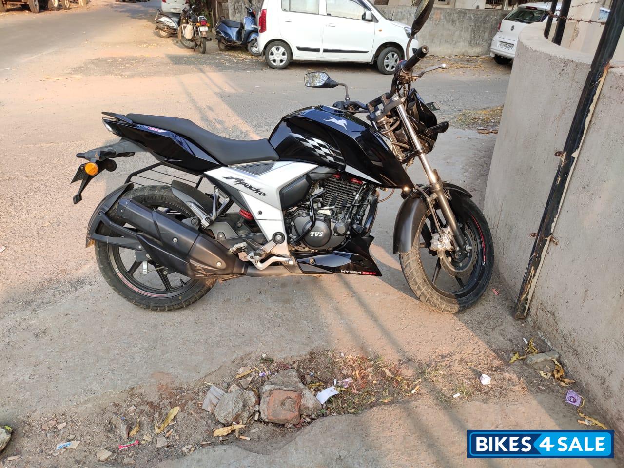 Black TVS Apache RTR 160