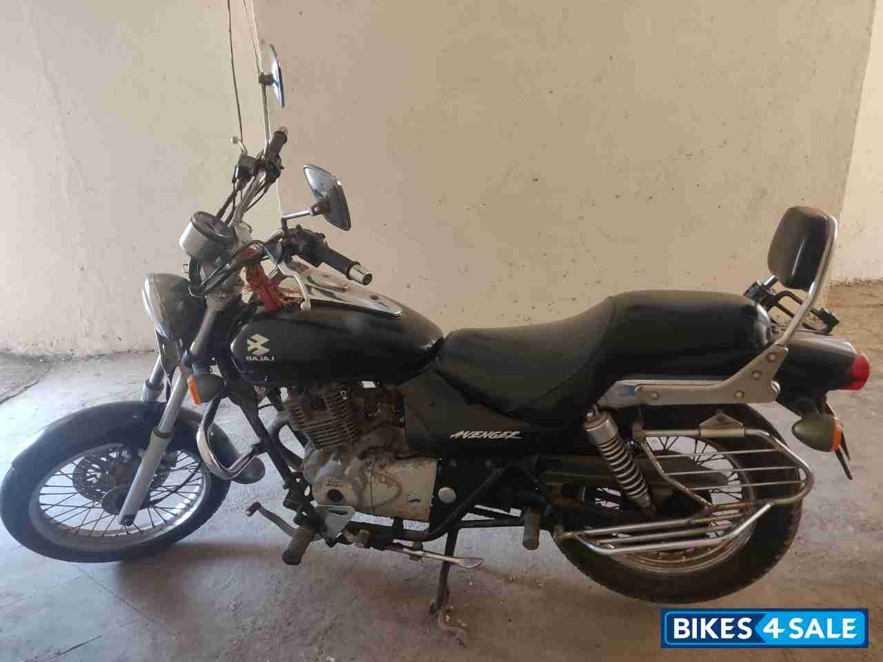 Ebony Black Bajaj Avenger 180 DTS-i