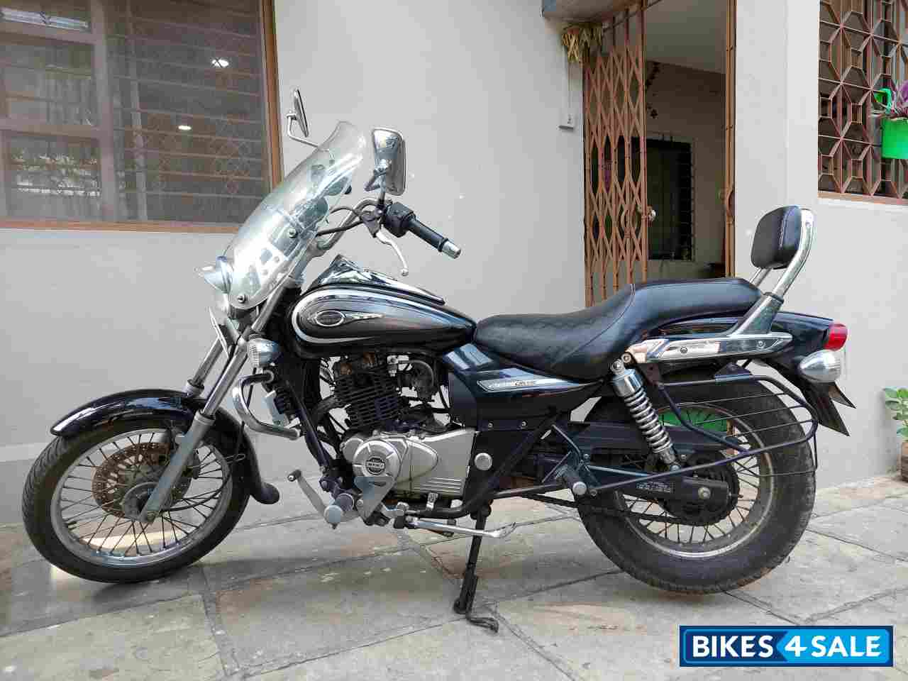 Black Bajaj Avenger 220 DTS-i