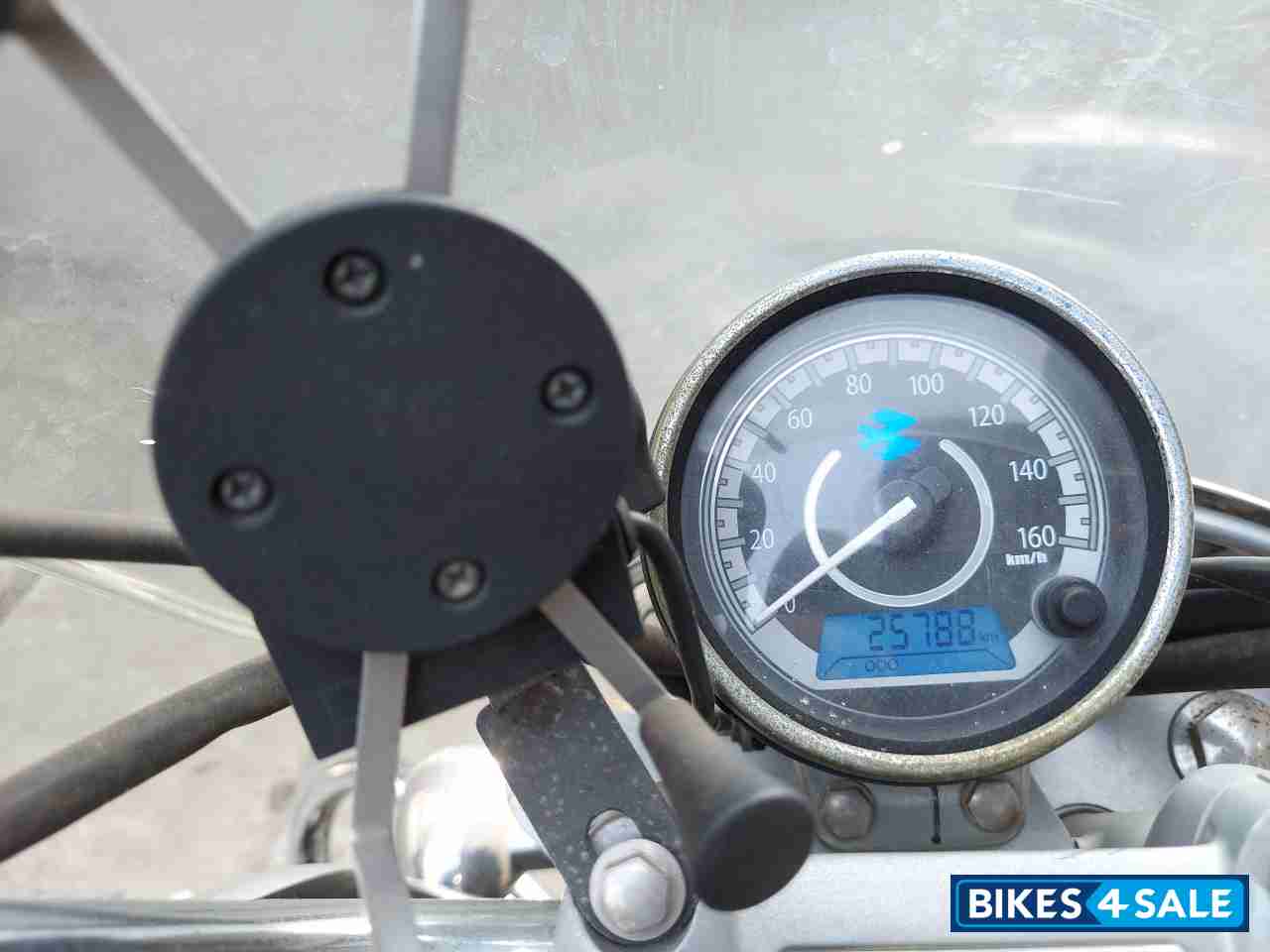 Black Bajaj Avenger 220 DTS-i