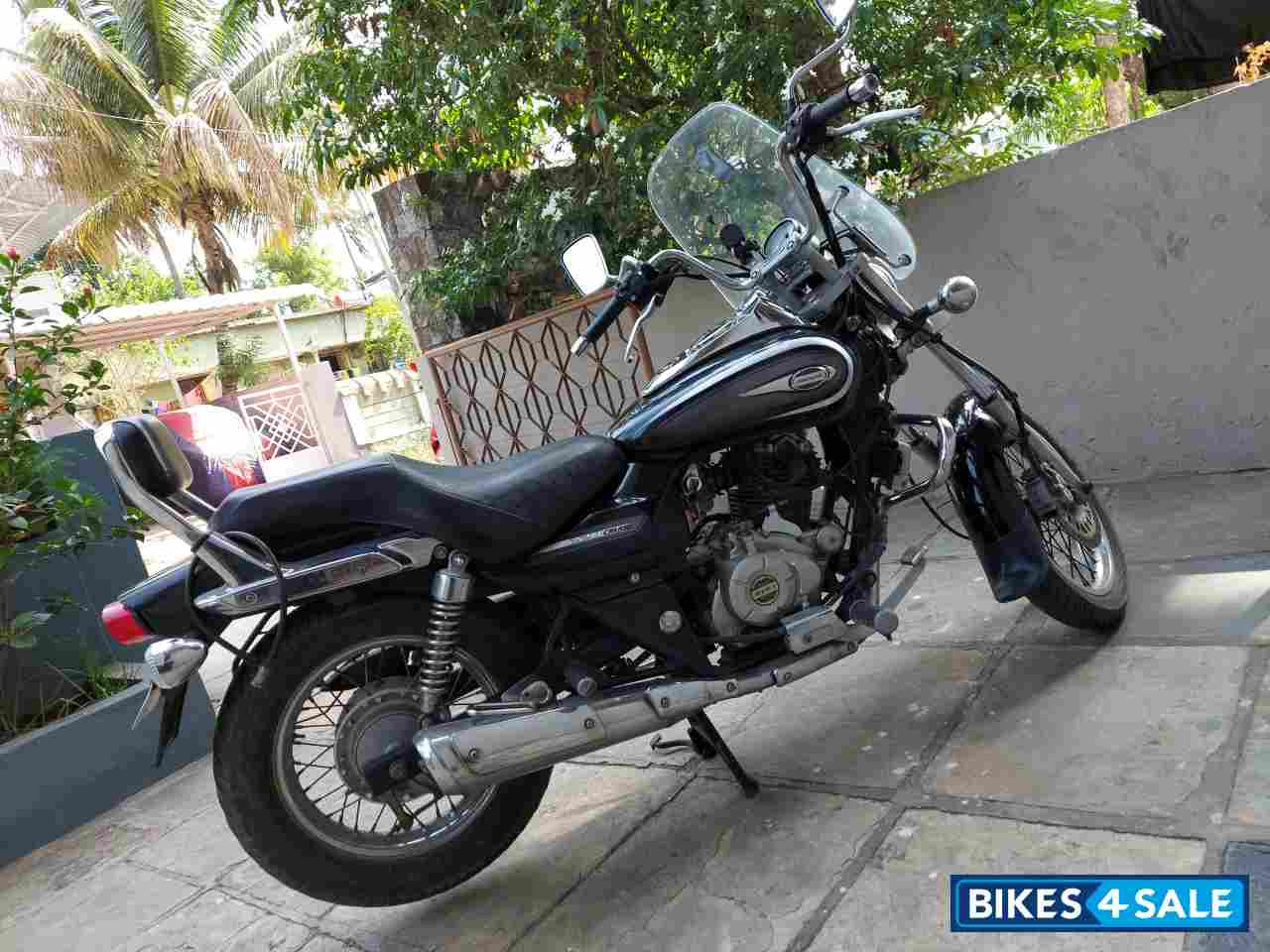 Black Bajaj Avenger 220 DTS-i