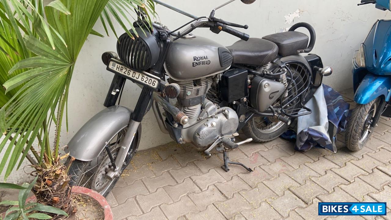 Gunmetal Grey Royal Enfield Classic 350