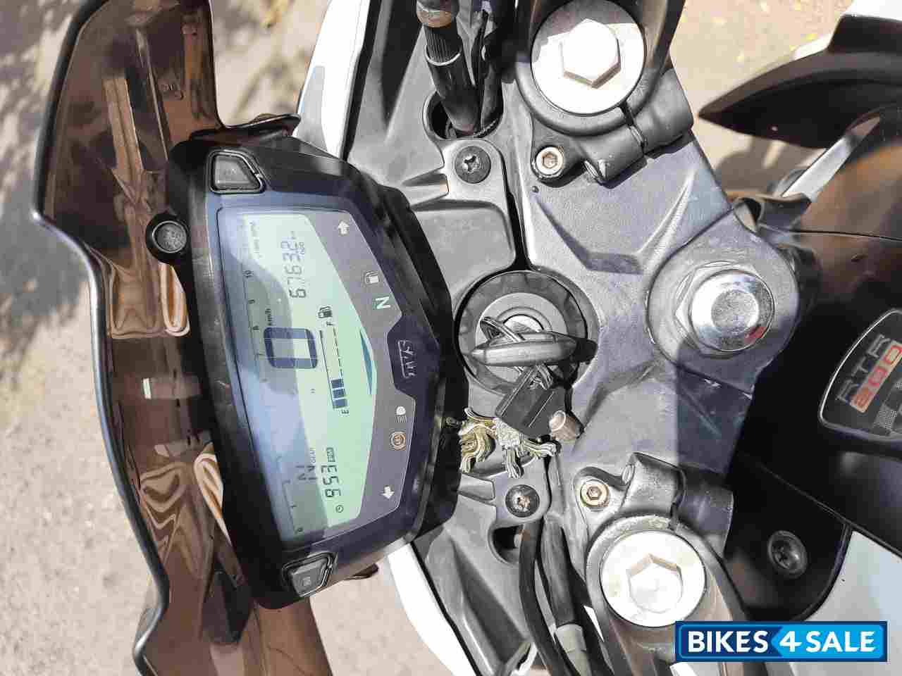 White TVS Apache RTR 200 4V