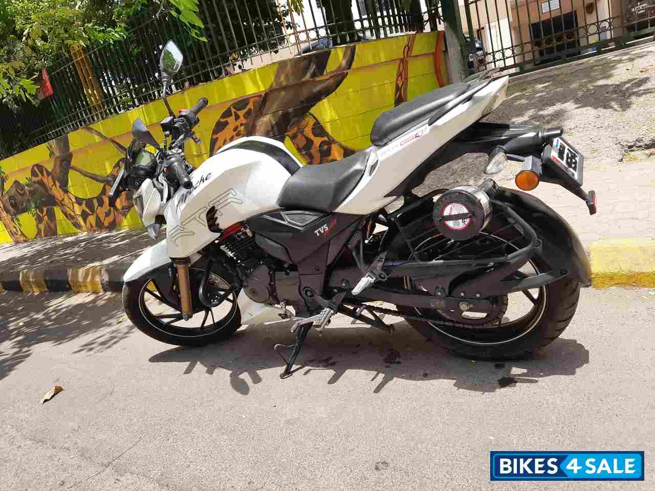 White TVS Apache RTR 200 4V White TVS Apache RTR 200 4V