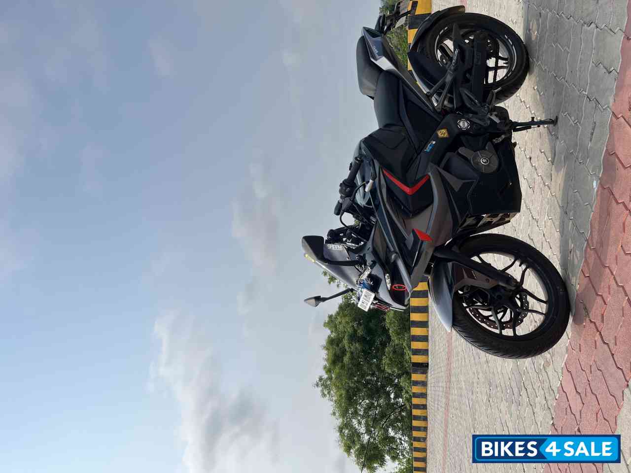 Bajaj Pulsar RS 200 ABS