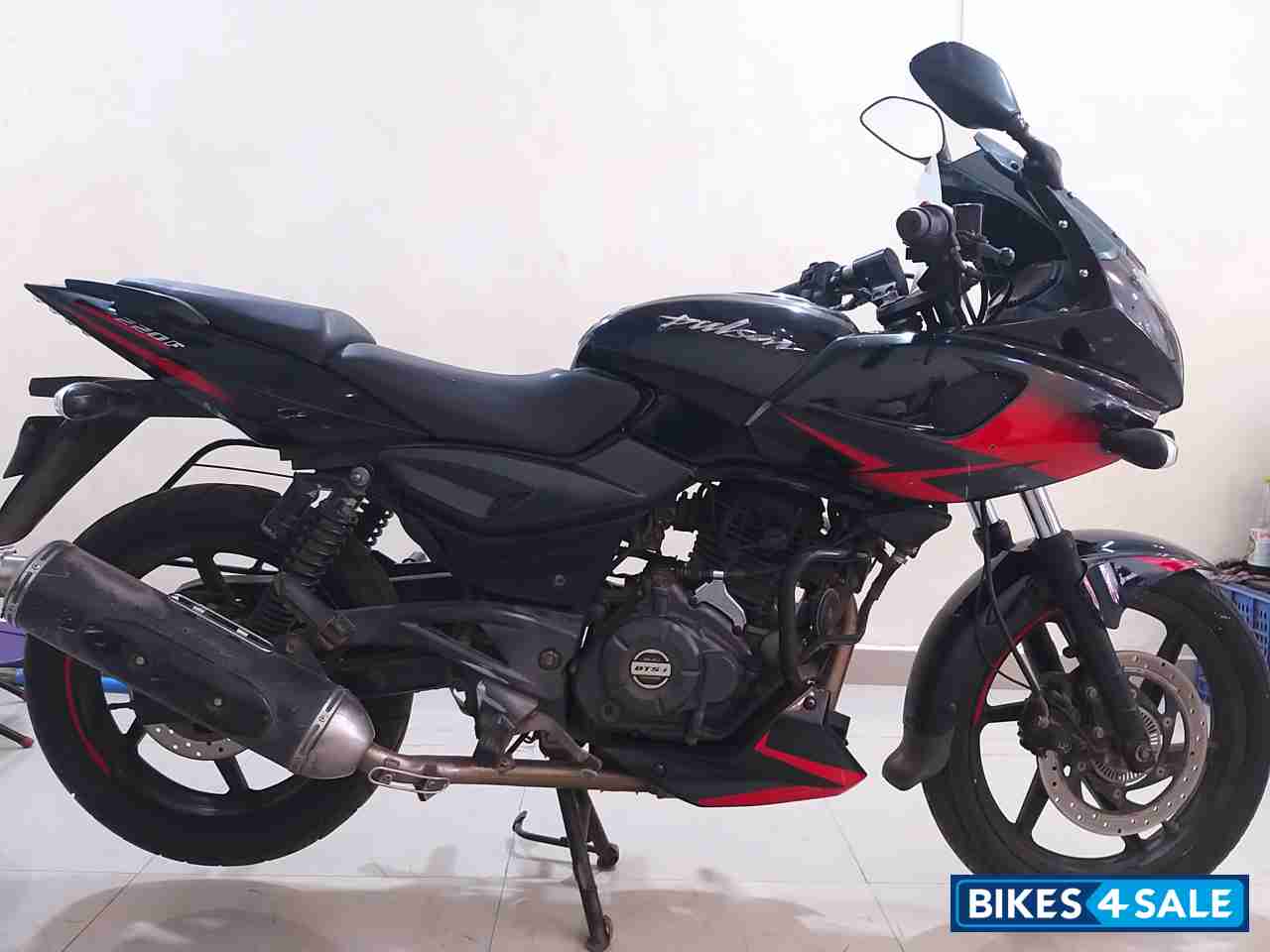 Bajaj Pulsar 220F