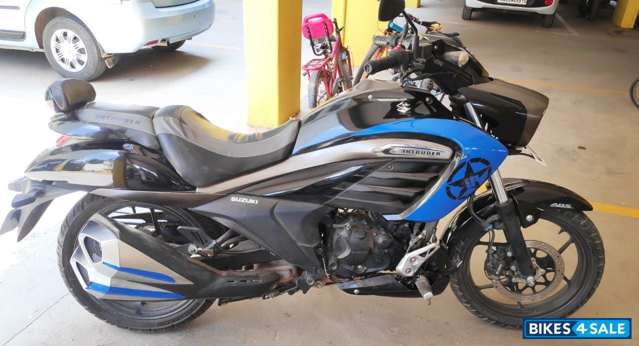 Black Suzuki Intruder 150