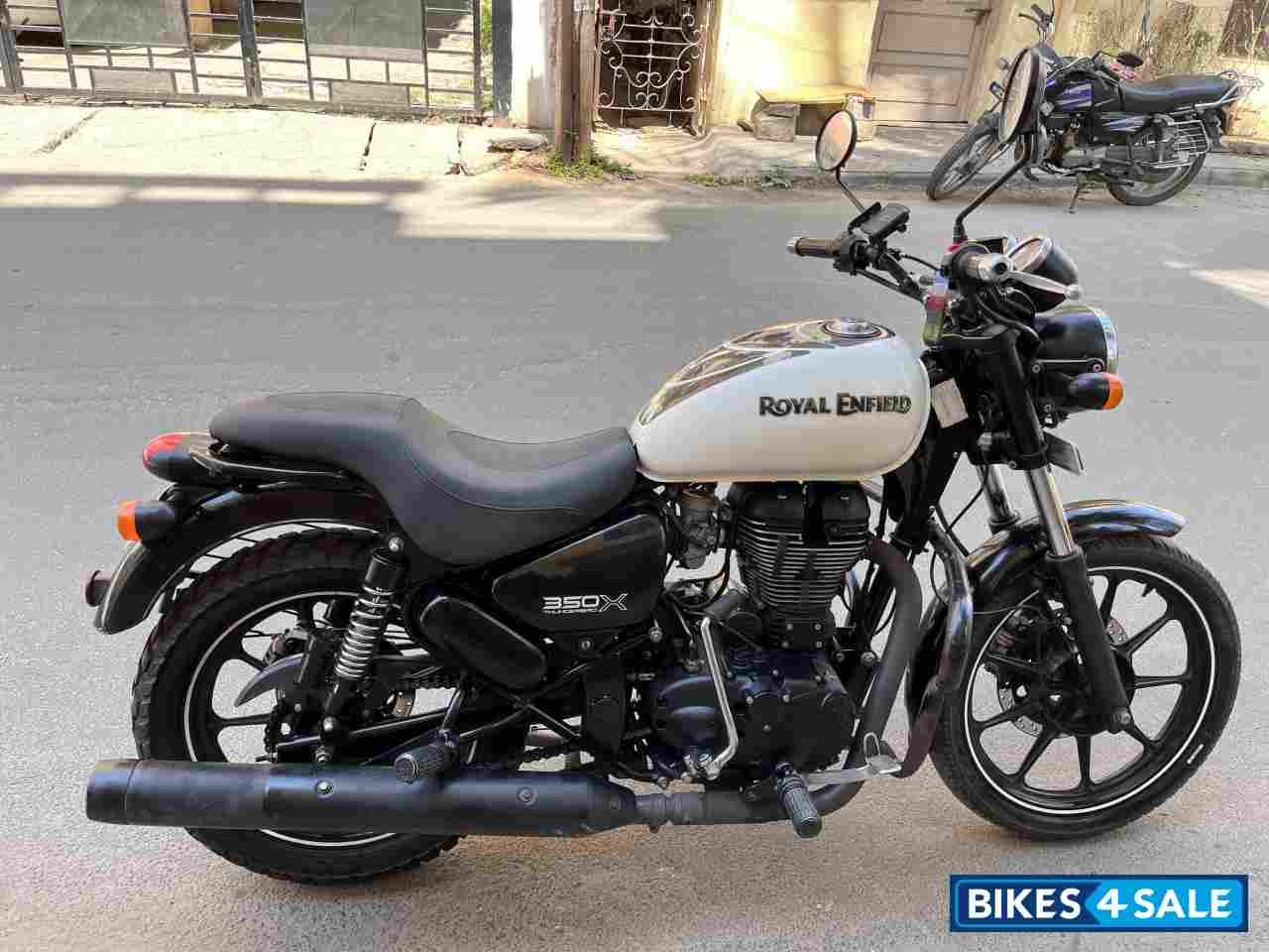 White Royal Enfield Thunderbird X 350
