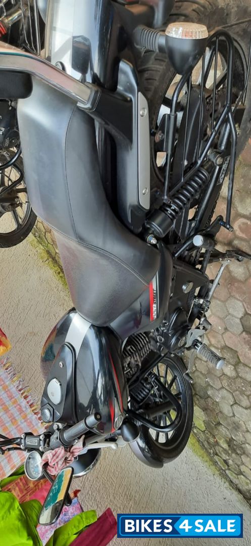 Matte Black Bajaj Avenger Street 220 BS6