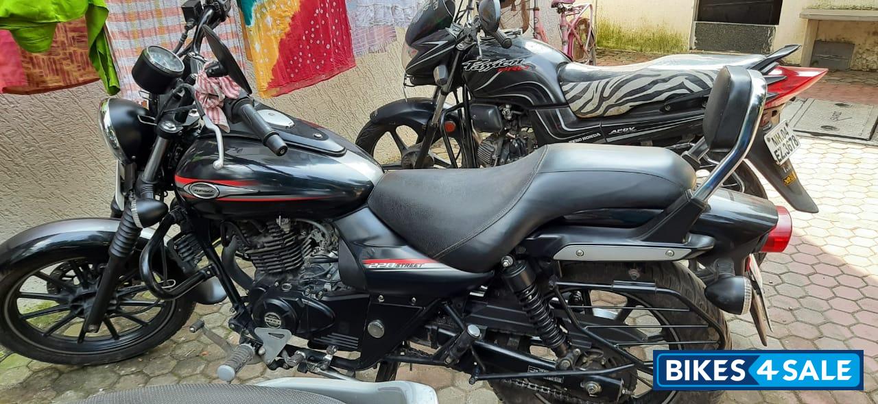Matte Black Bajaj Avenger Street 220 BS6
