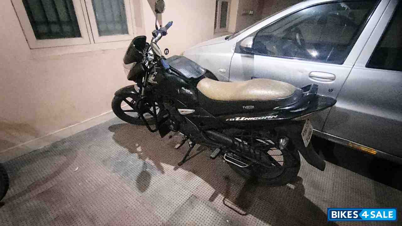 Black Honda CB Unicorn