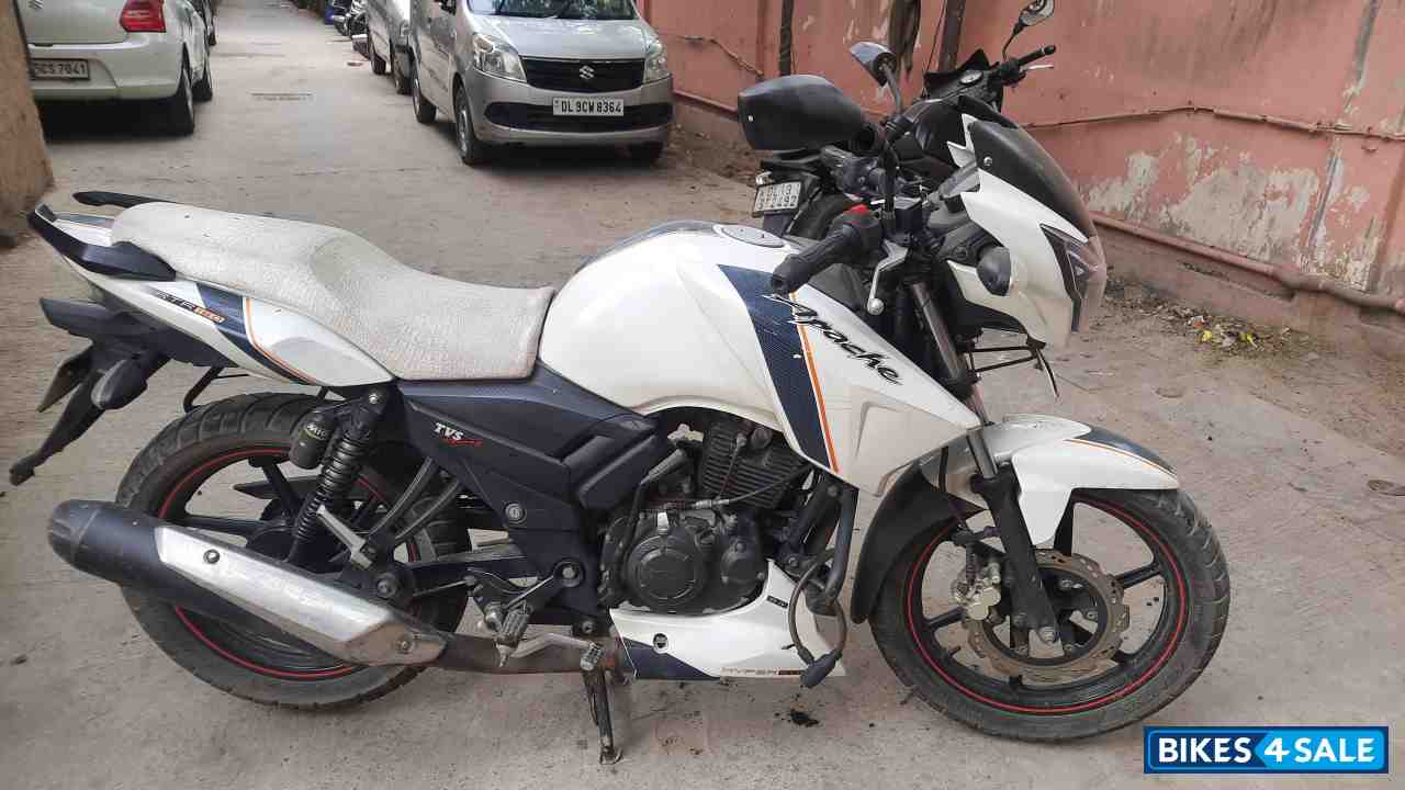 White TVS Apache RTR 160
