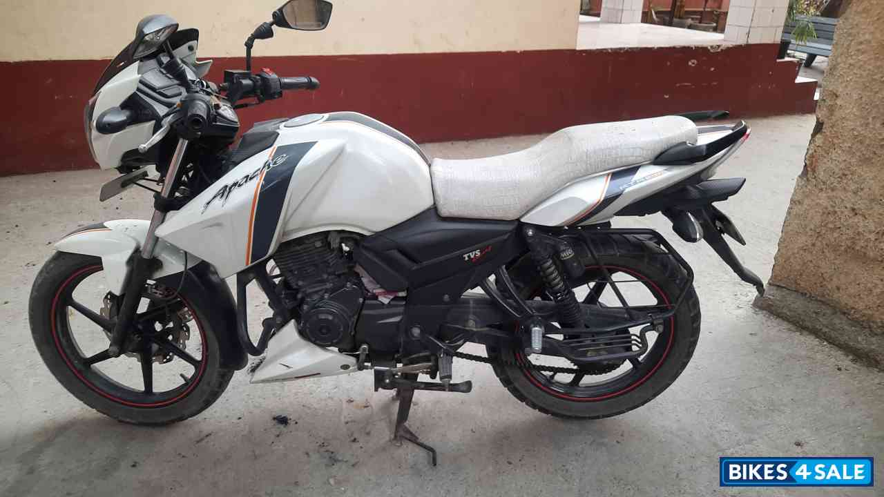 White TVS Apache RTR 160