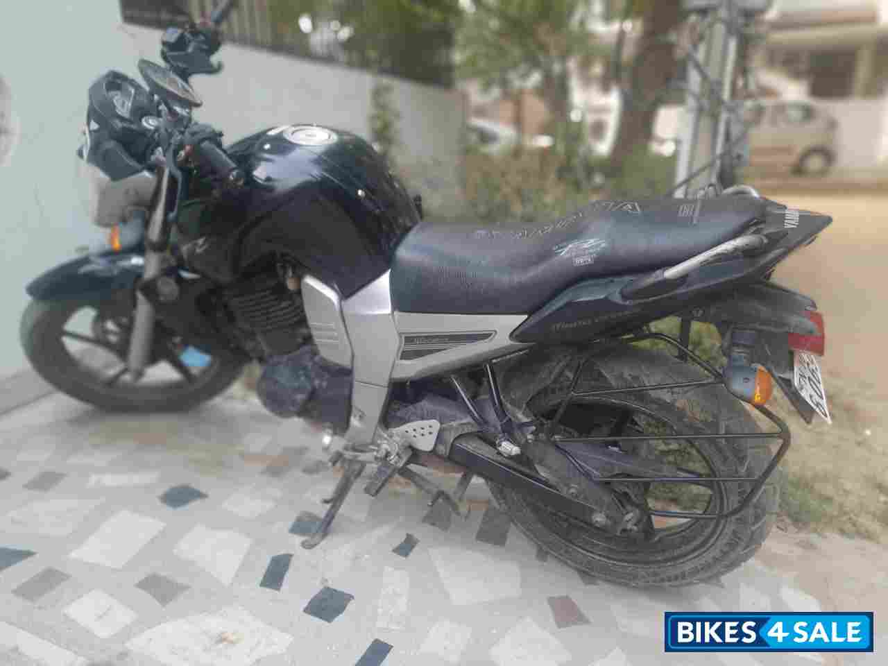 Black Yamaha FZ16