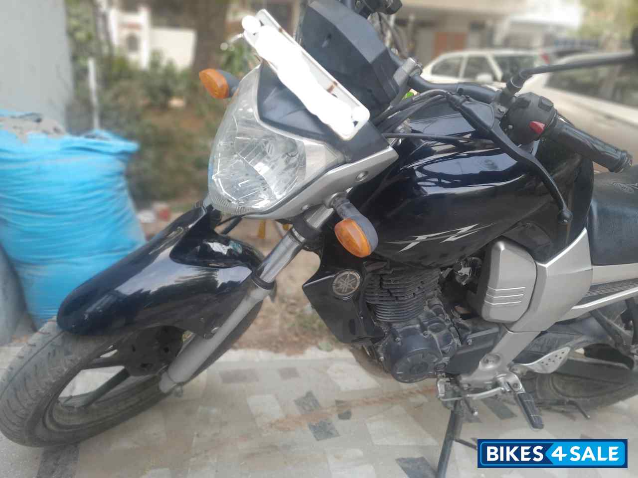 Black Yamaha FZ16