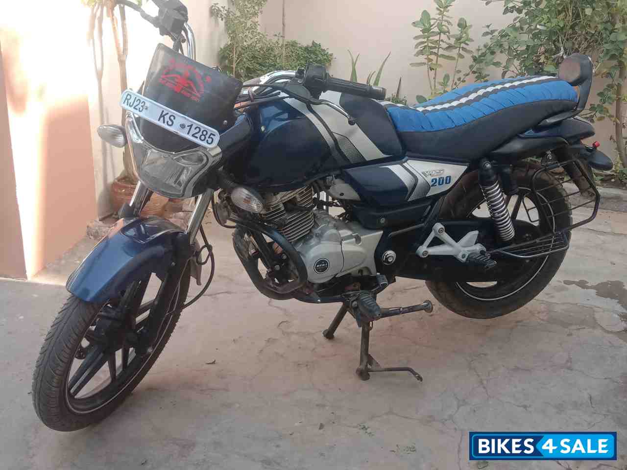 Bajaj V15