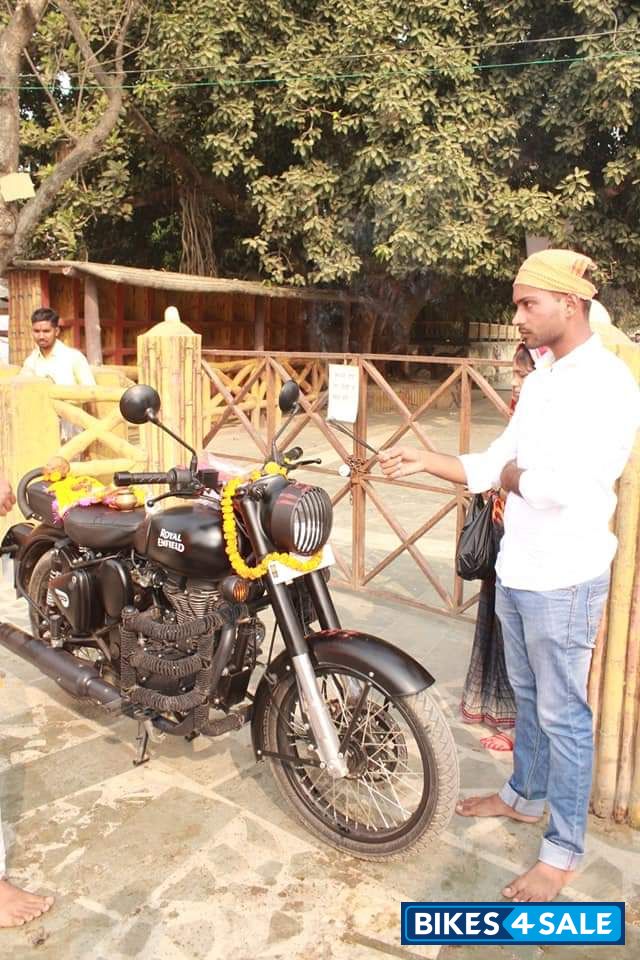 Stealth Black Royal Enfield Classic Stealth Black