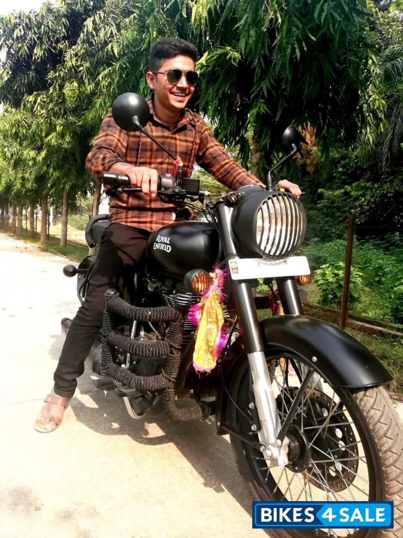 Stealth Black Royal Enfield Classic Stealth Black