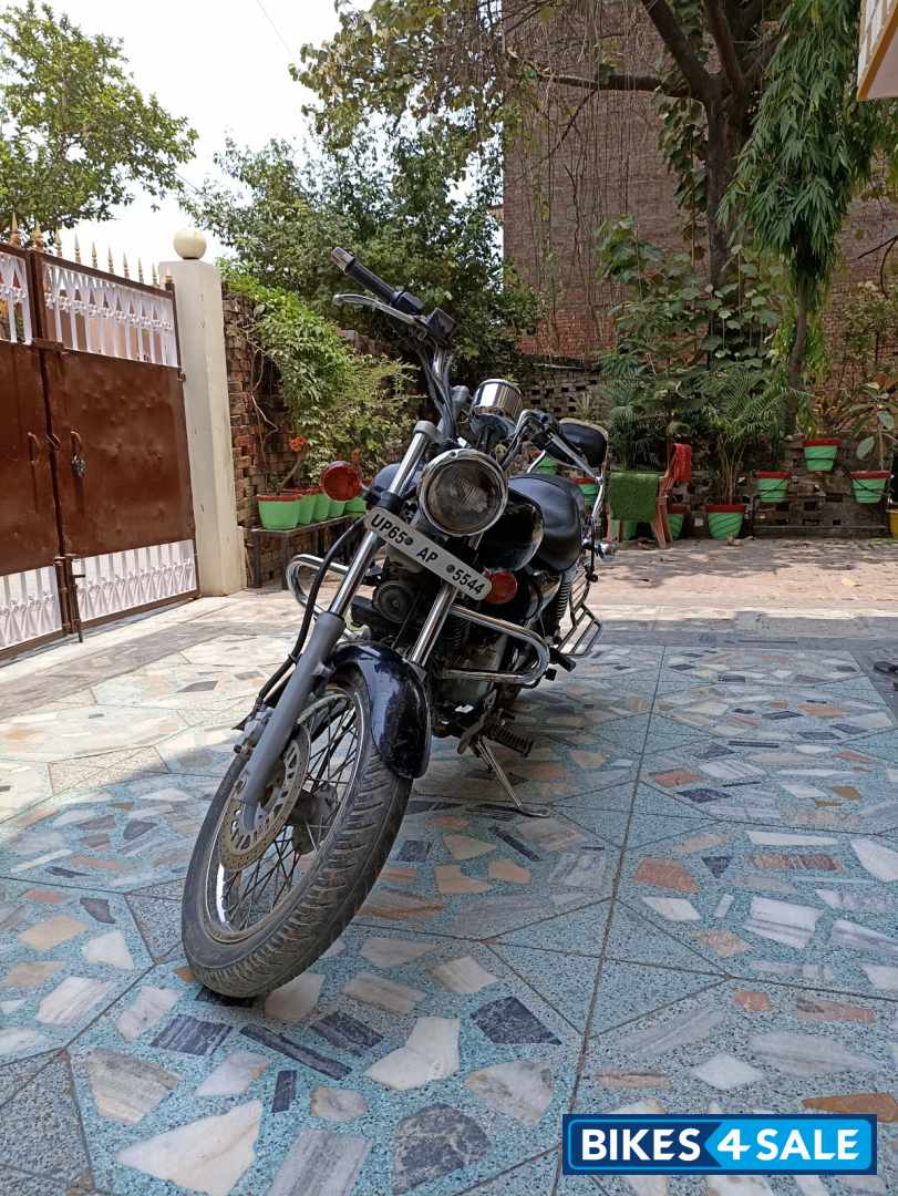 Black Bajaj Avenger 200 DTS-i