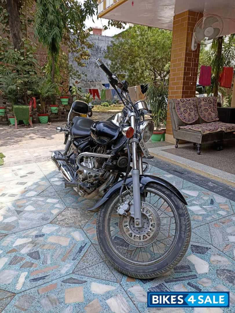 Black Bajaj Avenger 200 DTS-i Black Bajaj Avenger 200 DTS-i