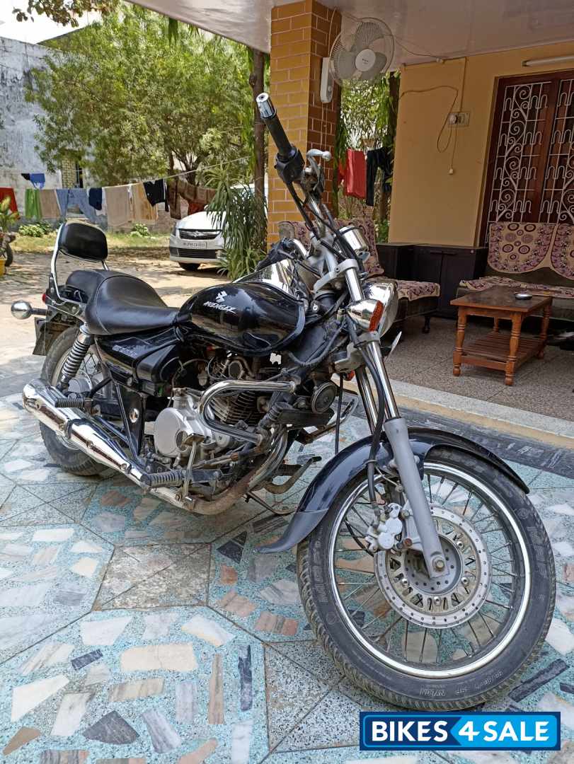 Black Bajaj Avenger 200 DTS-i Black Bajaj Avenger 200 DTS-i