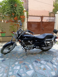 Black Bajaj Avenger 200 DTS-i