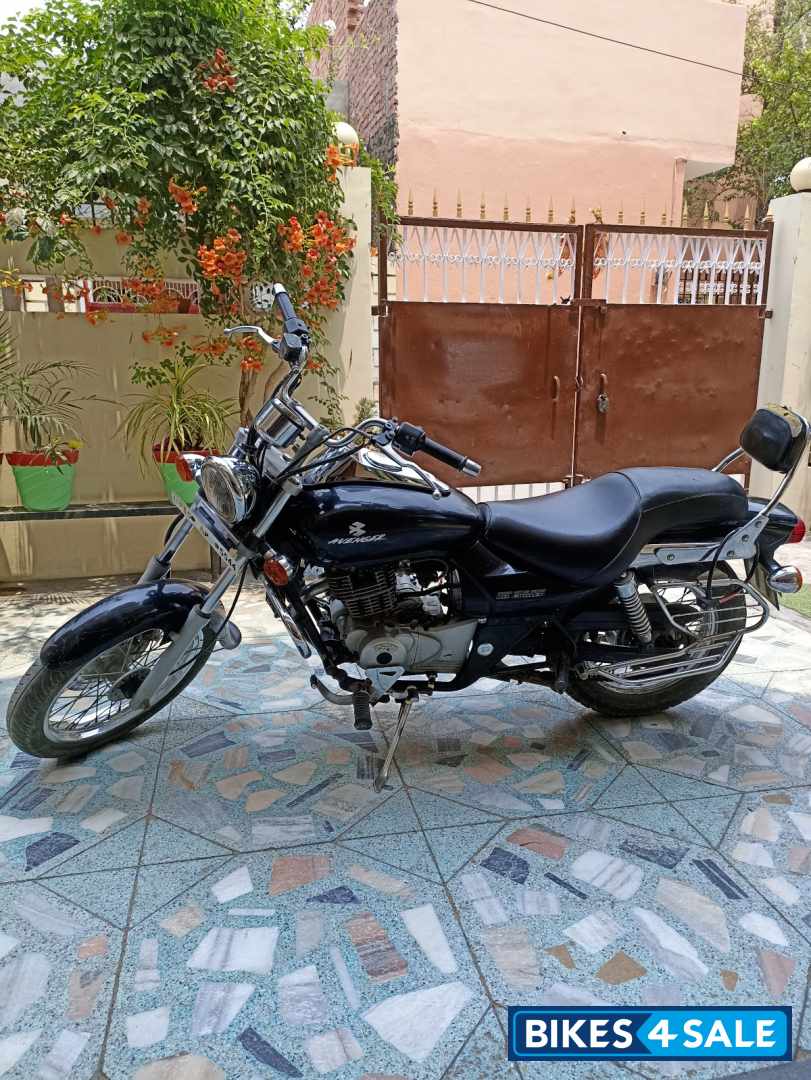 Black Bajaj Avenger 200 DTS-i Black Bajaj Avenger 200 DTS-i