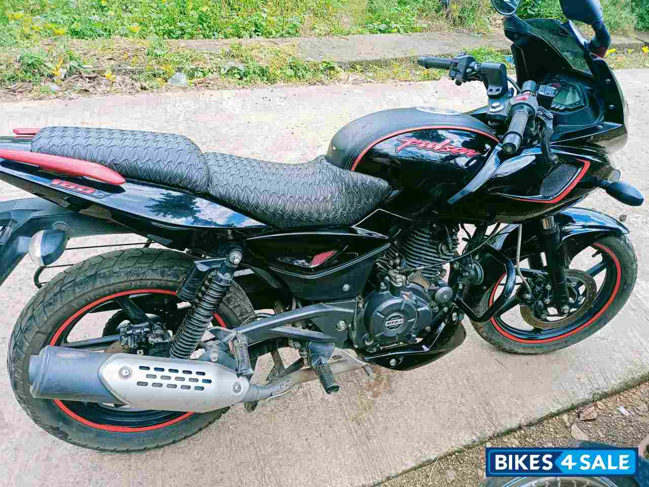 Black. Bajaj Pulsar 180F Neon