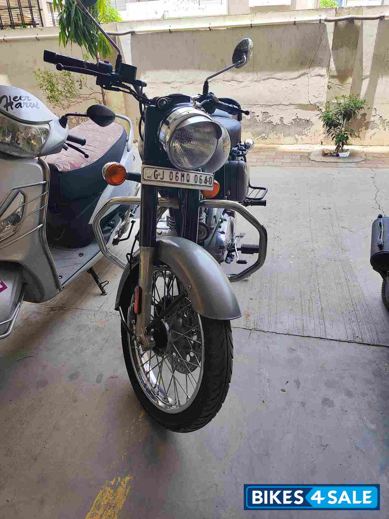 Gunmetal Gray Royal Enfield Classic 350